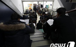 Choáng váng cảnh phụ huynh Hàn Quốc ngồi la liệt ở cầu thang để nghe bí kíp thi đỗ đại học cho con