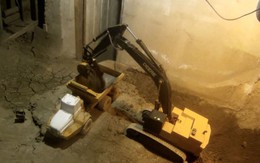 Xem YouTuber này đào tầng hầm chỉ bằng máy xúc và xe tải đồ chơi