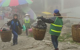 275.000 đồng/ngày "cõng rác" từ đỉnh chùa Đồng Yên Tử xuống núi