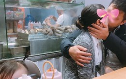 Cặp đôi thản nhiên hôn nhau ở quán lòng lợn, chị gái một con ngứa mắt chụp ảnh post lên MXH