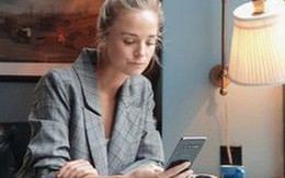 Chuyên gia thời trang nói gì về Galaxy S10: "Đàn ông sẽ có thêm một chiêu ga-lăng độc nhất để đốn tim phái đẹp!"