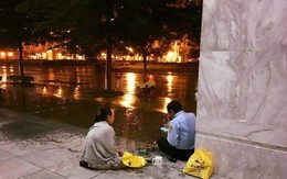 Giản dị một tình yêu dưới chân Sài Gòn ngày giông bão: Chồng làm bảo vệ được vợ đội mưa mang đến cho bữa cơm ấm lòng