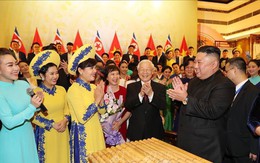 Chủ tịch Triều Tiên Kim Jong-un chơi thử nhạc cụ dân tộc Việt Nam