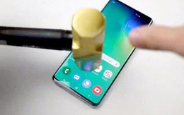 Tra tấn dã man Galaxy S10+ bằng dao và búa: Còn cơ hội nào để sống sót?