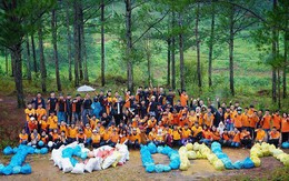 Tạp chí nước ngoài đăng ảnh 30 màn "thử thách dọn rác" xuất sắc nhất, trong đó có cả nhóm bạn tại Việt Nam