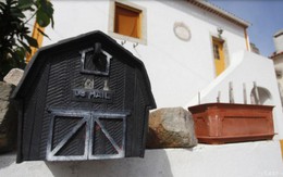 Dân làng Tây Ban Nha ngỡ ngàng khi mỗi sáng mở cửa thấy tiền để trước nhà