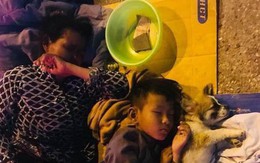 Giữa đêm Sài Gòn, gia đình 3 thành viên ôm nhau ngủ vùi dưới ánh đèn đường leo lét gây xúc động mạnh