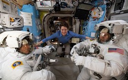 NASA trực tiếp khoảnh khắc phi hành gia bước ra ngoài vũ trụ thực hiện sứ mệnh