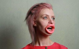 Khá rảnh, cô gái mua đồ làm đẹp về cho bạn thử nhưng lên ảnh lại tưởng cosplay Halloween