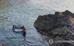 Ô tô lao vào lan can rơi xuống biển, 5 sinh viên tử vong
