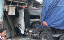 Xe tải lao vào nhà dân, 6 người suýt mất mạng