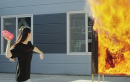 Ngoài smartphone, Samsung còn làm cả bình hoa chữa cháy: Ném vỡ một nhát, dập ngay hỏa hoạn