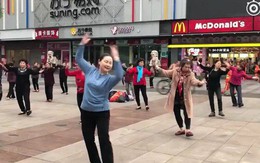 Các bà dì Trung Quốc đeo tai nghe nhảy aerobic ở quảng trường vì sợ làm phiền đến người khác