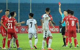 Trọng tài rút nhầm thẻ đỏ ở V-League bị treo còi nội bộ