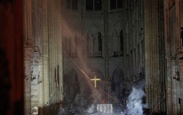 Cây thánh giá vẫn đứng vững và bừng sáng sau vụ cháy Nhà thờ Đức Bà Paris