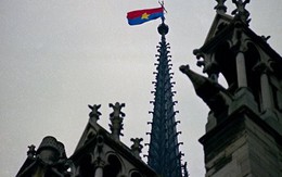 Lá cờ Mặt trận Dân tộc Giải phóng miền Nam Việt Nam từng tung bay trên tháp Nhà thờ Đức Bà Paris