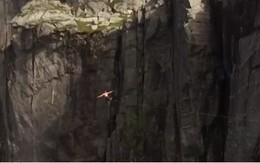Thót tim chàng trai đi trên dây qua khe núi cao ngàn mét ở Na Uy
