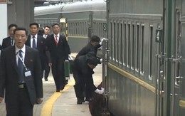 Vệ sỹ Triều Tiên hối hả chạy theo tàu, lau tay cầm và bậc cửa trước khi ông Kim xuất hiện