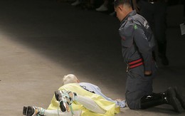 Người mẫu đột ngột qua đời sau khi vấp ngã trên sàn catwalk