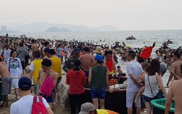 Hơn 2 vạn người trên bãi biển Cửa Lò, khách sạn 'cháy' phòng