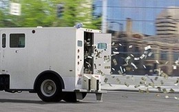 Gần 700 triệu bay từ xe tải ra khắp đường, nhiều tài xế tranh thủ "hôi của"