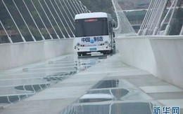 Trung Quốc: Lái xe buýt qua cầu kính khổng lồ để chứng minh độ an toàn của cây cầu