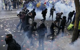 Đụng độ nổ ra ở Paris với hàng chục nghìn người trong ngày Quốc tế Lao động