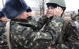 Video: Nữ quân nhân Ukraine ngất xỉu khi ông Poroshenko phát biểu