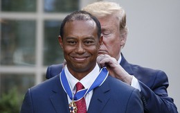 Tiger Woods rưng rưng nước mắt nhận Huân chương từ Tổng thống Trump