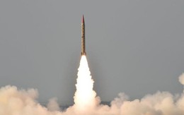Ấn Độ-Pakistan thử bom, tên lửa, hai Thủ tướng điện đàm