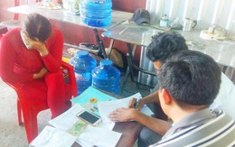 Bà chủ 63 tuổi cùng nhân viên kích dục cho khách trong quán cà phê