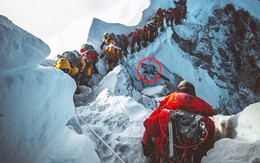 Bức ảnh mới về đỉnh núi Everest khiến nhiều người chết lặng: Trên đường theo đuổi giấc mơ, dưới đôi chân của ta lại là thi thể vô hồn của người khác