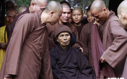 Thiền sư Thích Nhất Hạnh dự lễ cất nóc chánh điện chùa Từ Hiếu