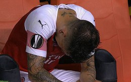 Xót xa hình ảnh cầu thủ bật khóc trong bất lực khi bị thay ra vào thời điểm đội nhà đang thua cực đậm tại giải đấu danh giá của châu Âu