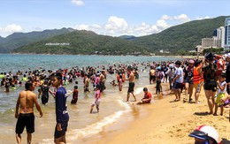 Hàng nghìn người ra bãi biển Quy Nhơn tắm "Tết Đoan Ngọ"
