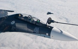 Cận cảnh màn tiếp liệu trên không ngoạn mục của tiêm kích Su-30 và Su-35 Nga