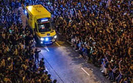Khoảnh khắc biển người nhường lối cho xe cứu thương trong biểu tình ở Hồng Kông