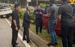 Bức ảnh Vua Malaysia dừng xe, hỗ trợ người bị tai nạn giao thông gây ‘sốt’
