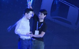 CEO của 'Google Trung Quốc' bị đổ cả chai nước lên đầu ngay trên sân khấu sự kiện