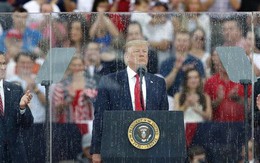 Tổng thống Trump phát biểu mừng Quốc khánh sau cơn mưa xối xả