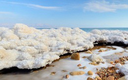 Giải mã "tuyết ấm" bí ẩn của Biển Chết