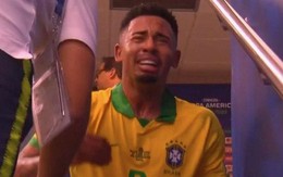 Ghi bàn, kiến tạo rồi ăn thẻ đỏ, tiền đạo Brazil sút tung chai nước, đẩy ngã màn hình VAR rồi khóc như trẻ con trong đường hầm