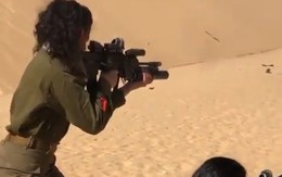 Nữ quân nhân Israel nhả đạn đầy uy lực trên sa mạc