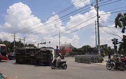 Xe tải mất lái, hàng trăm bình gas “bay” xuống gần trạm xăng dầu