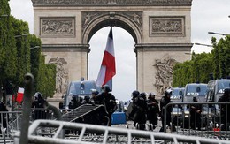 Ngày Quốc khánh không yên ả với Tổng thống Pháp