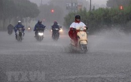 Áp thấp nhiệt đới gây mưa trên Biển Đông, Hà Nội có mưa vào chiều tối