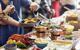 Người Việt vẫn bị chê thiếu văn minh khi ăn tiệc buffet, vậy đâu là cách ăn thật sang mà lại huề được vốn bỏ ra ban đầu?