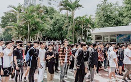 Mặc kệ nắng nóng, hàng ngàn bạn trẻ Sài Gòn vẫn "rồng rắn" xếp hàng để tham dự ngày hội sneaker lớn nhất trong năm