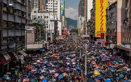Chống lại lệnh cấm, hàng nghìn người Hong Kong đổ xuống đường biểu tình phản đối Hội Tam hoàng