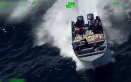 Video: Tội phạm điên cuồng ném ma túy xuống biển khi bị cảnh sát truy đuổi